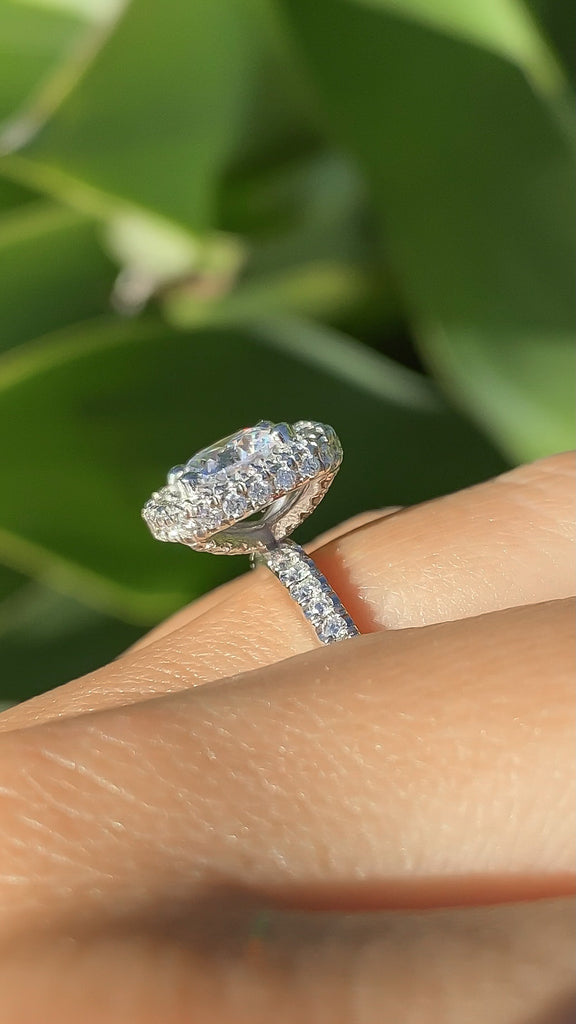 Round Brilliant Diamond Engagement Ring with Halo