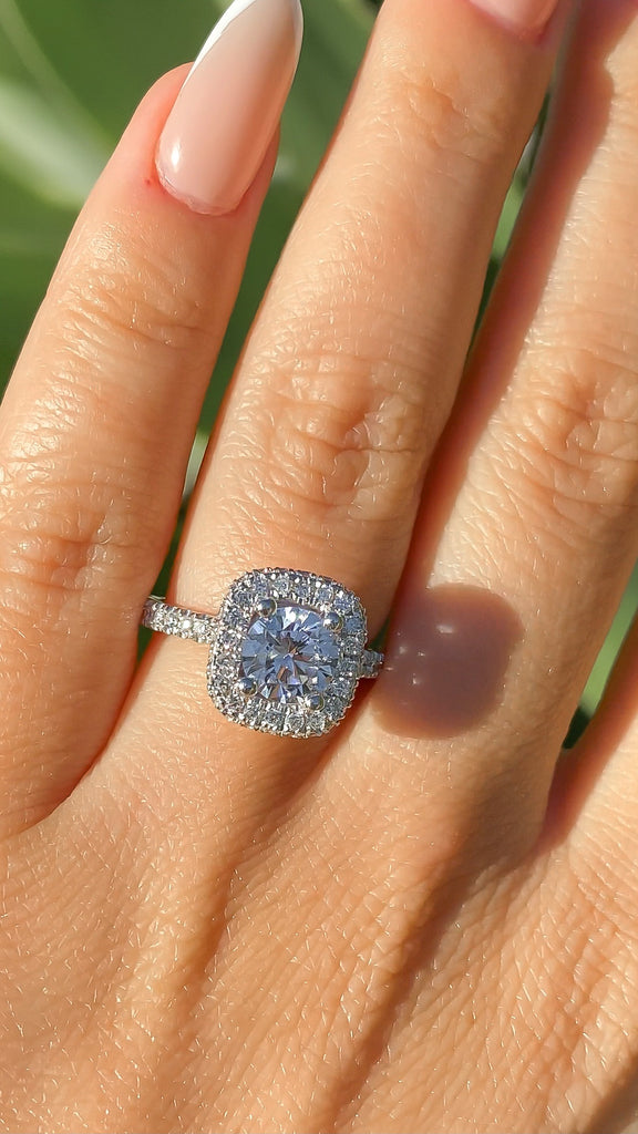 Round Brilliant Diamond Engagement Ring Halo